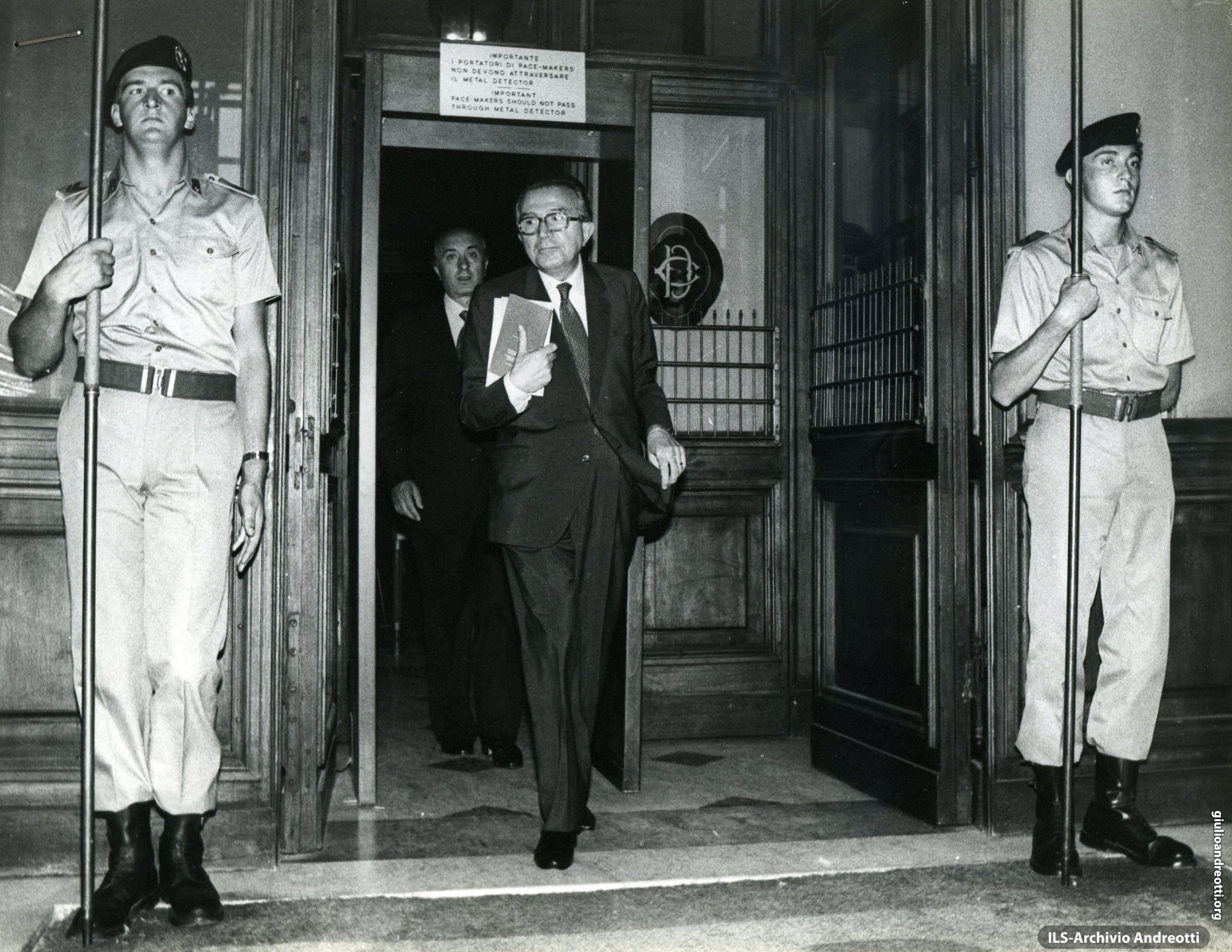 1983. Andreotti all'uscita del Palazzo di Montecitorio. Alle sue spalle Ciriaco De Mita.