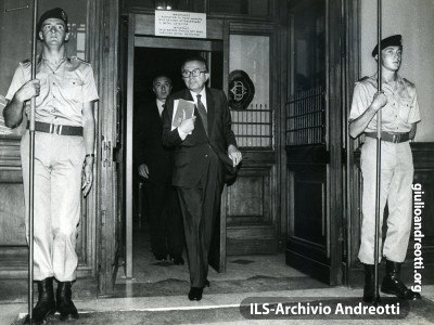 1983. Andreotti all'uscita del Palazzo di Montecitorio.