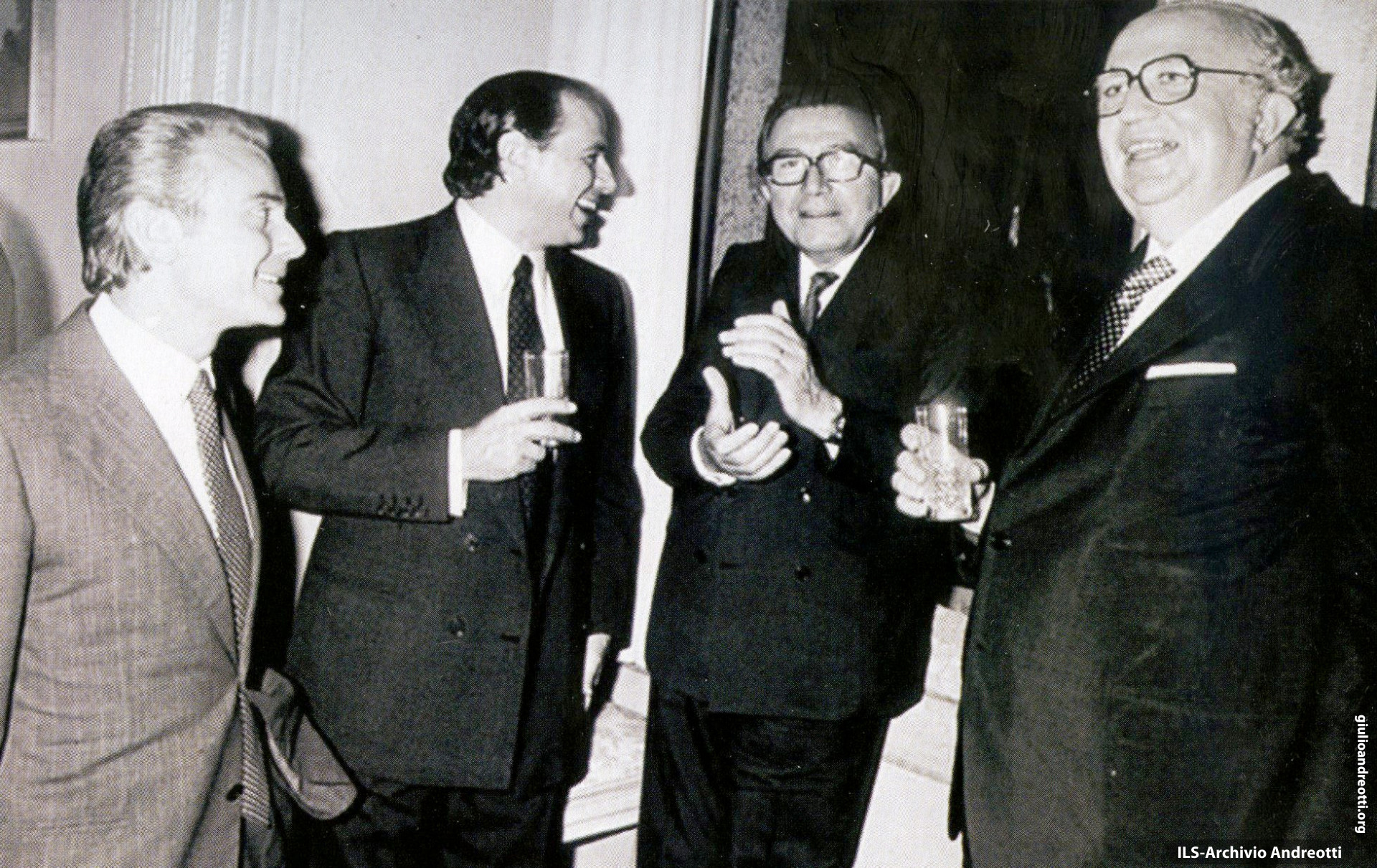 Gianni Letta, Silvio Berlusconi, Giulio Andreotti e il Presidente del Consiglio Giovanni Spadolini.