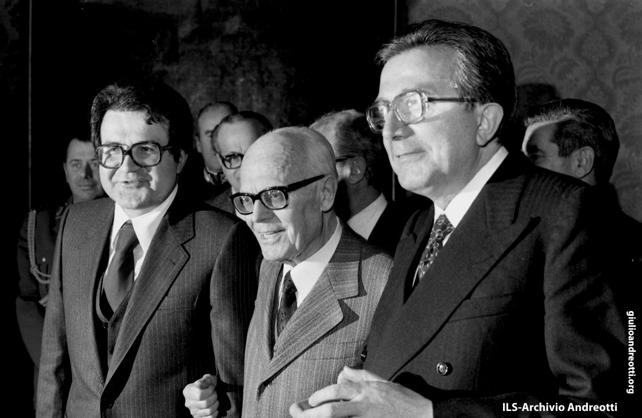 Andreotti con il Presidente della Repubblica Sandro Pertini e Romano Prodi, ministro dell'Industria nel IV Governo Andreotti.