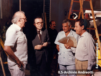 Il 30 dicembre 1983 Andreotti sul set de 'Il Tassinaro' con Alberto Sordi e Federico Fellini.