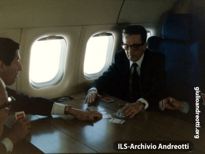 Andreotti e Berlinguer giocano a carte in aereo.