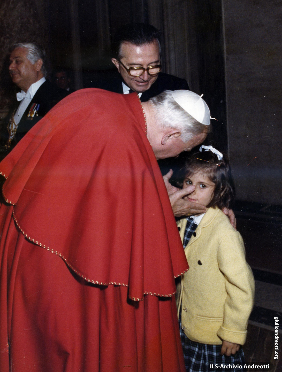 22 aprile 1984. Al termine della messa di Pasqua in piazza San Pietro, Andreotti incontra Giovanni Paolo II accompagnato dalla nipotina Giulia. (foto Osservatore Romano)