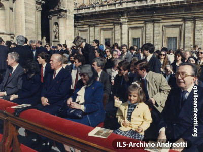 22 aprile 1984. Andreotti con la nipotina Giulia alla messa di Pasqua in Piazza San Pietro.