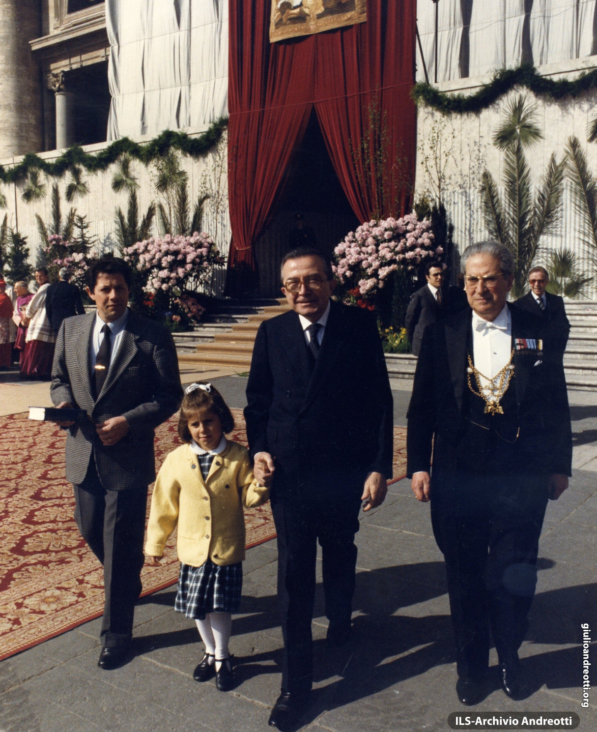 Andreotti con la nipotina Giulia alla messa di Pasqua in Piazza San Pietro il 22 aprile 1984.