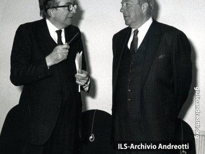 Andreotti con il Segretario di Stato George Shultz nel dicembre 1984.