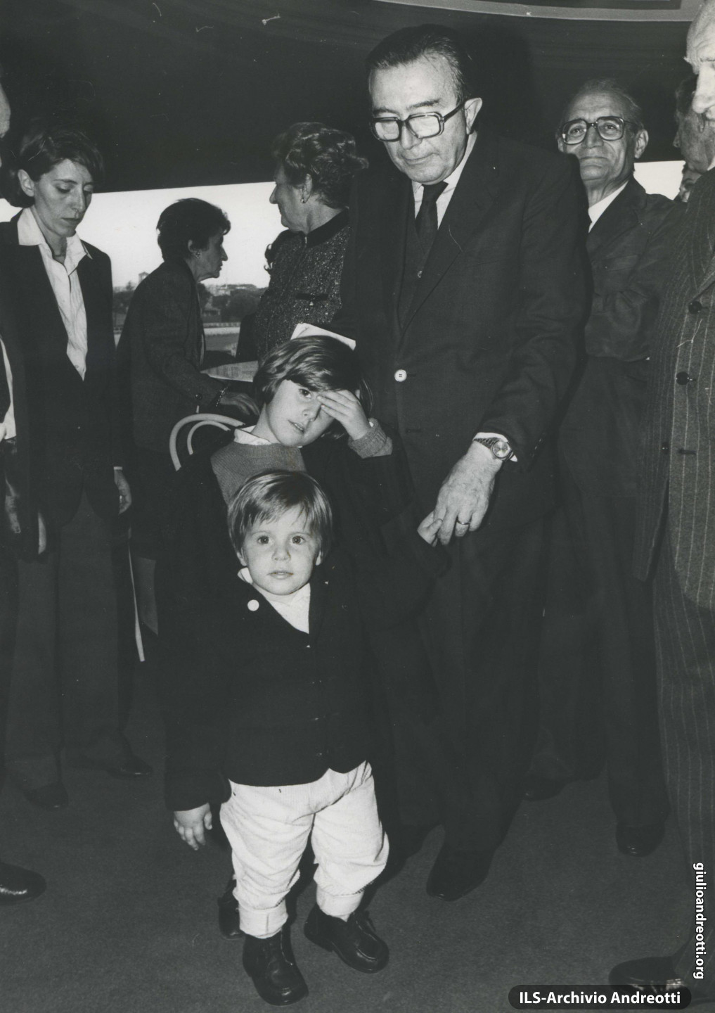 Andreotti all'ippodromo di Capannelle con i nipotini Giulia e Paolo nel novembre 1985.