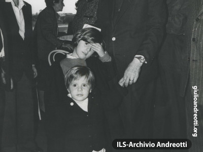 Andreotti all'ippodromo di Capannelle con i nipotini.