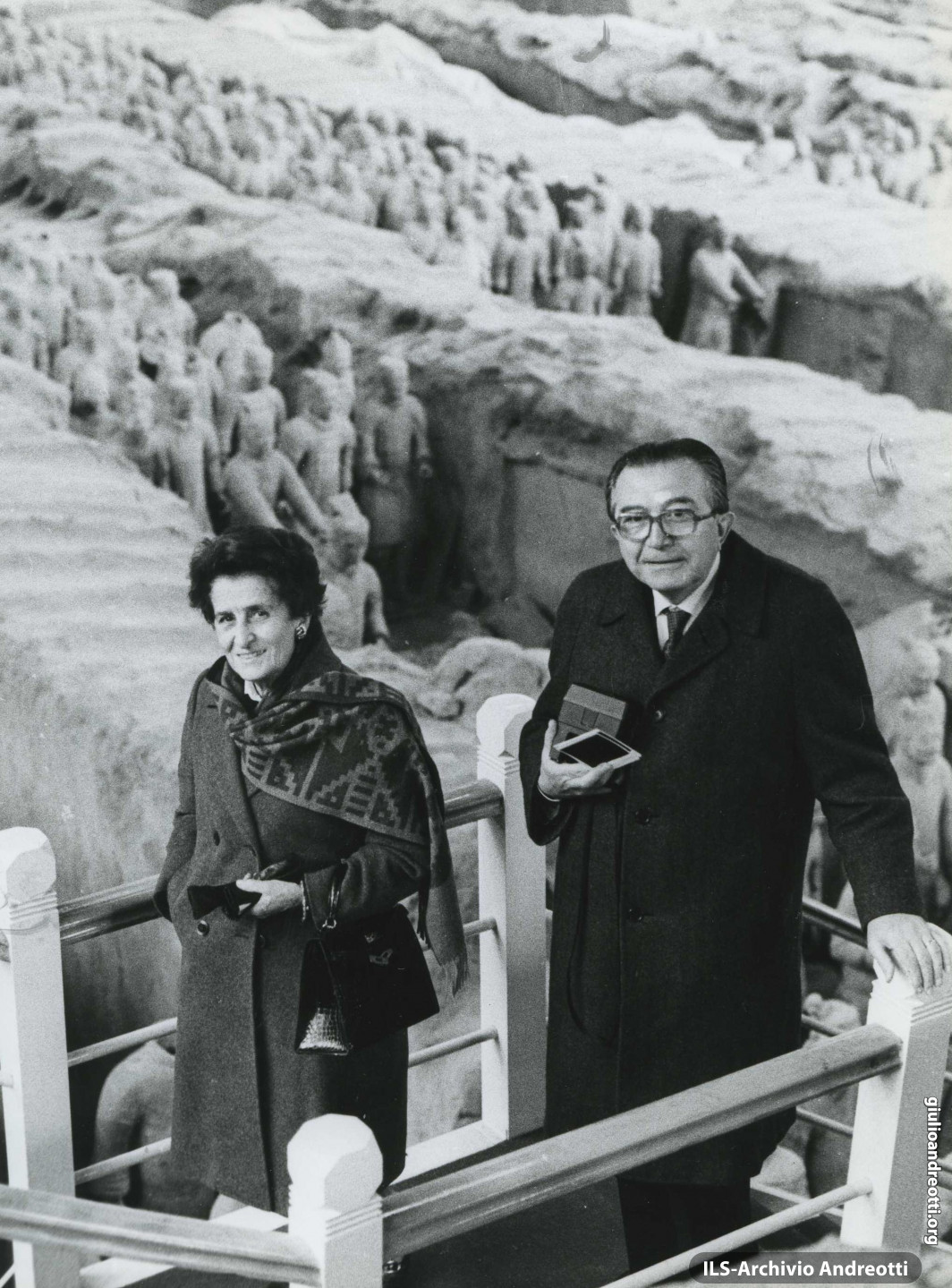 Giulio Andreotti con la moglie Livia in Cina nel 1986. Foto di Janni Ansa.