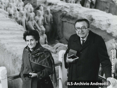 Giulio Andreotti con la moglie Livia in Cina nel 1986.
