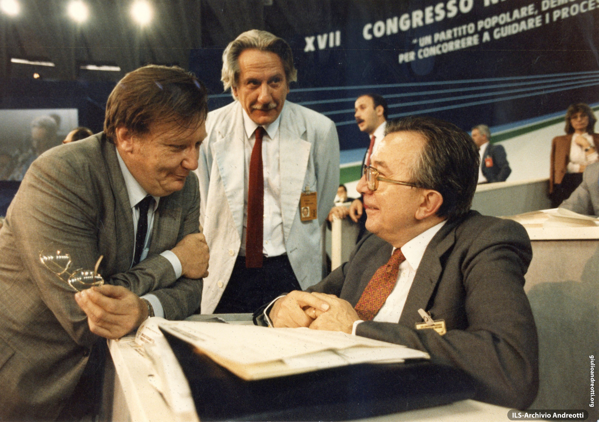 Andreotti con Rubbia nei banchi del XVII Congresso della DC nel maggio 1986.