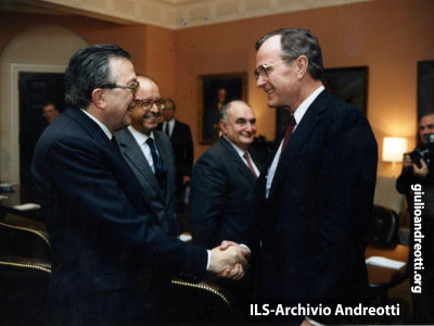 30 gennaio 1987. Giulio Andreotti stringe la mano al vice presidente Usa, George H. W. Bush.