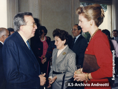 Andreotti con la regina Noor nel gennaio 1987.