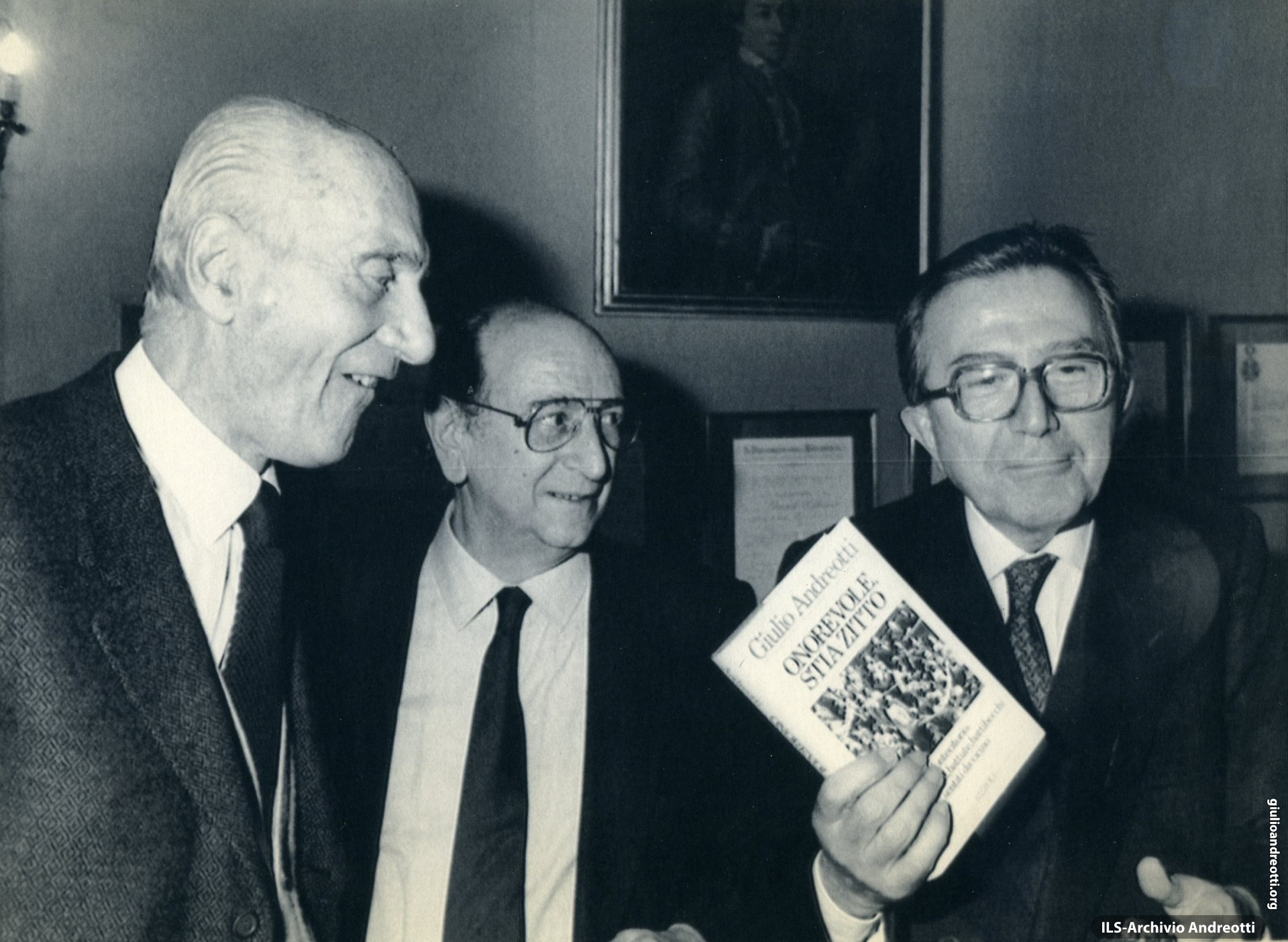 Milano, 2 dicembre 1987. Giulio Andreotti alla presentazione del libro “Onorevole stia zitto”, con i giornalisti Indro Montanelli e Guglielmo Zucconi.