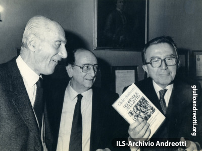 Milano, 2 dicembre 1987. Giulio Andreotti alla presentazione del libro “Onorevole stia zitto”.