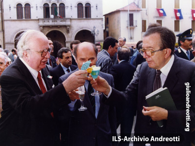 Luglio 1988. Andreotti con Giovanni Spadolini e Angelo Picano al Premio Fiuggi.