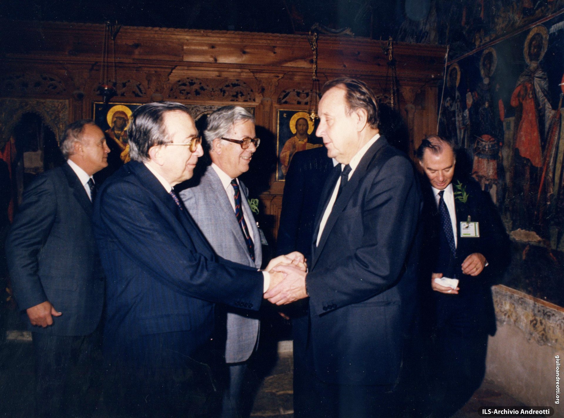 1988. Andreotti con Hans Dietrich Genscher al Consiglio dei ministri degli Esteri europei a Giannina in Grecia.