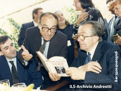 Andreotti con l'attore Oreste Lionello nel 1989.