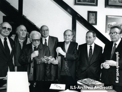 Andreotti con Rosi, Fellini, Bufalini, Napolitano, Trombadori e Ronchey.