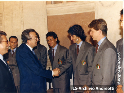 Giugno 1990. Andreotti saluta i componenti della Nazionale italiana di calcio.