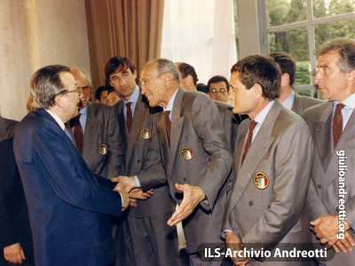 Giugno 1990. Andreotti saluta i componenti della Nazionale italiana di calcio.