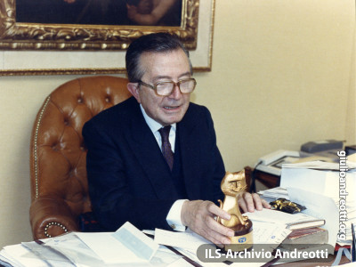 1990. Andreotti nel suo studio di Piazza San Lorenzo in Lucina.