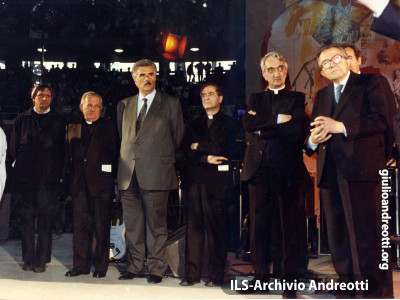 1990. Andreotti con don Ciottoli, don Gelmini, Muccioli. don di Liegro e don Picchi.