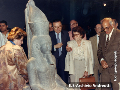 1990. Visita in Egitto. Giulio Andreotti con la moglie Livia al Museo Archeologico del Cairo.