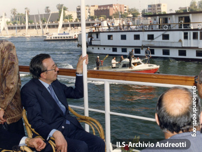 1990. Visita in Egitto. Andreotti in navigazione sul Nilo.