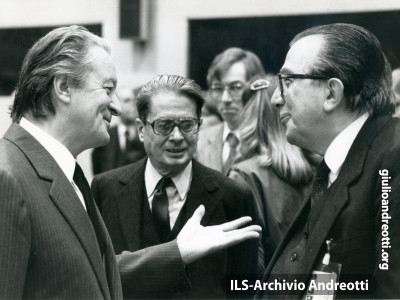 1990. Andreotti con Roland Dumas, ministro degli Esteri francese.