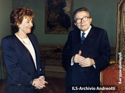 1990. Andreotti con Edith Cresson, primo ministro francese.