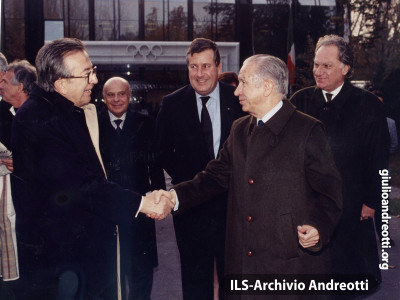 1990. Losanna. Andreotti in vista alla sede del CIO. Incontro con Juan Antonio Samaranch.