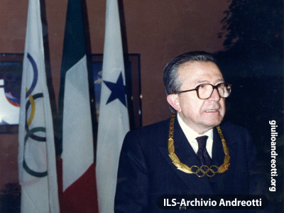 1990. Conferimento ad Andreotti del Collare olimpico nella sede del CONI.
