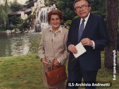 1991. Andreotti con la moglie Livia a Xian, in Cina.
