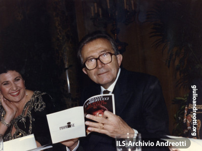 Andreotti con Marisa Laurito.