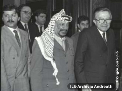 Andreotti con il leader palestinese Arafat e il ministro degli Esteri Gianni De Michelis.