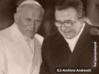 Andreotti all'aeroporto di Fiumicino con Giovanni Paolo II di ritorno da un viaggio internazionale.