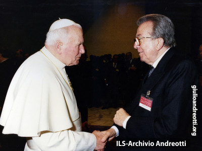 Andreotti con Giovanni Paolo II al Congresso della Congregazione per la Pastorale della Sanità svoltosi nei giorni 24 - 26 novembre 1994.