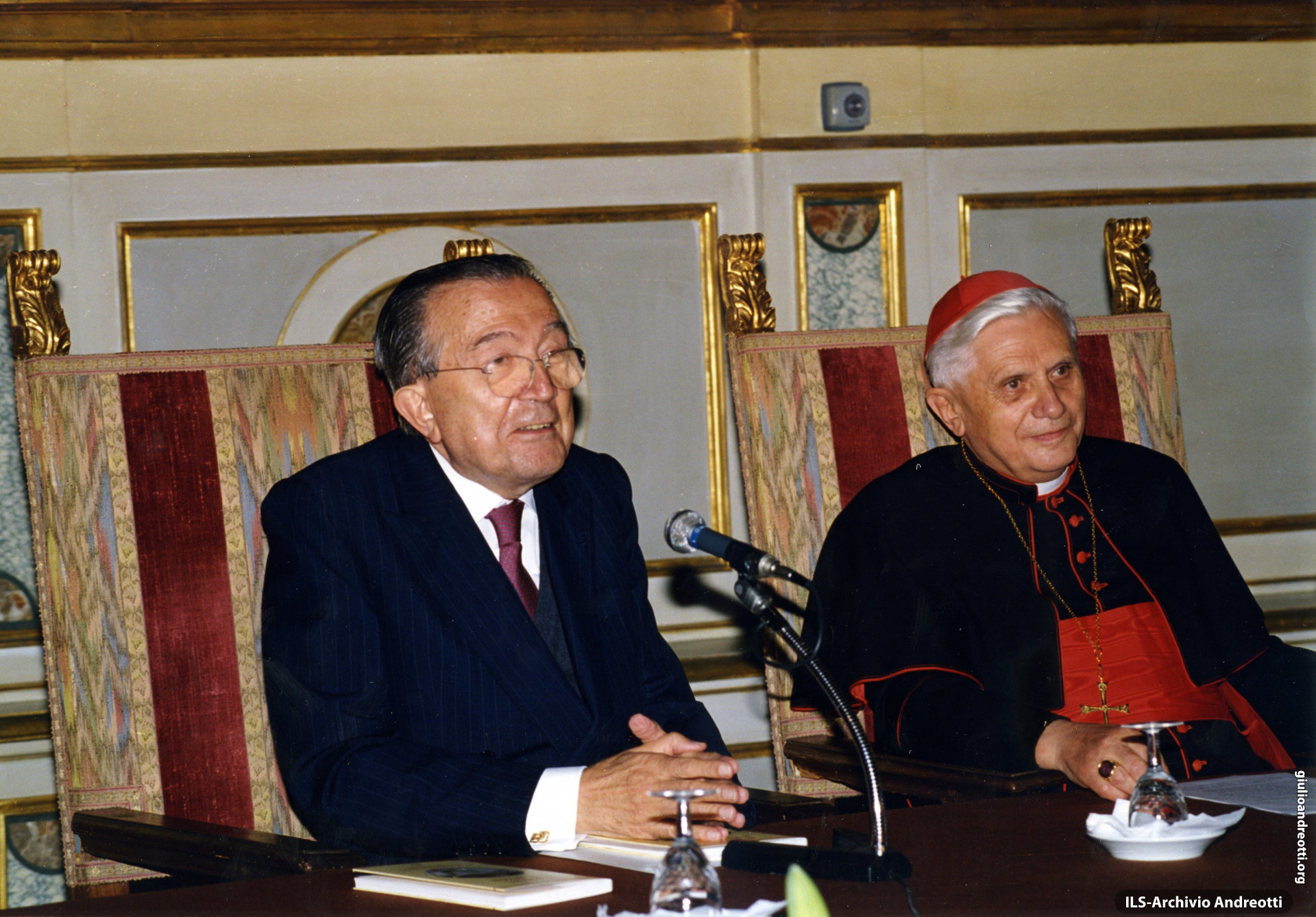 21 settembre 1998. Andreotti con il Cardinale Ratzinger alla presentazione del libro 'Il potere e la Grazia. Attualità di Sant'Agostino' nella Sala del Cenacolo.