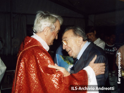 Giugno 2007. Andreotti con Don Mario Picchi.