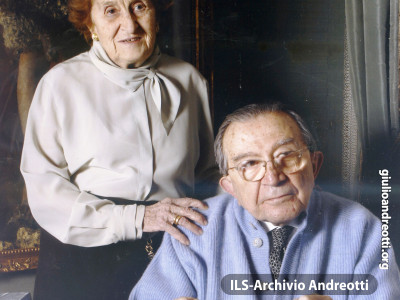 2007. Andreotti in casa con la moglie Livia.
