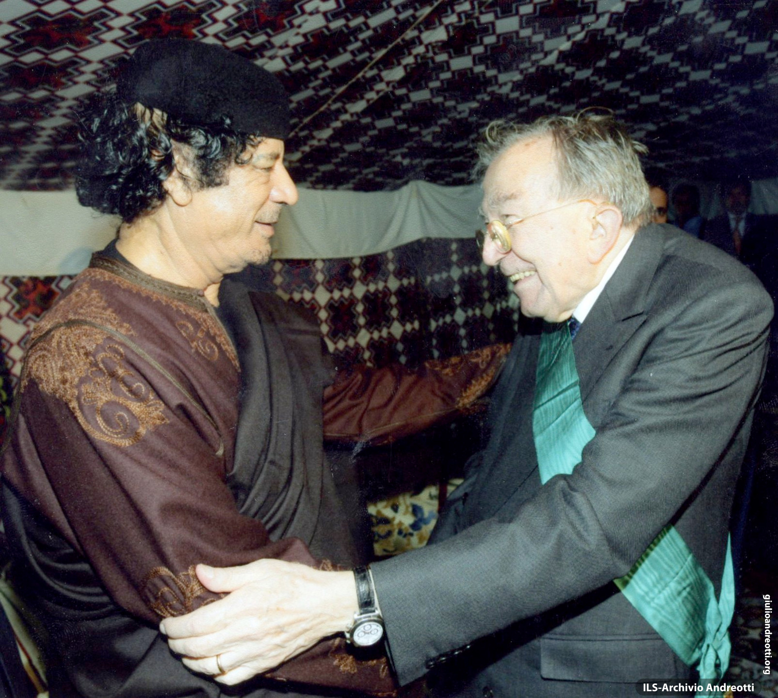 7 ottobre 2008. Tripoli. Giulio Andreotti insignito di una onorificenza libica dal presidente Gheddafi.
