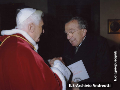 Giulio Andreotti con Benedetto XVI.