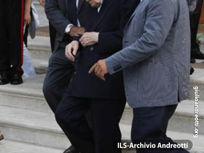 Agosto 2010. Andreotti all'uscita dalla camera ardente di Francesco Cossiga.