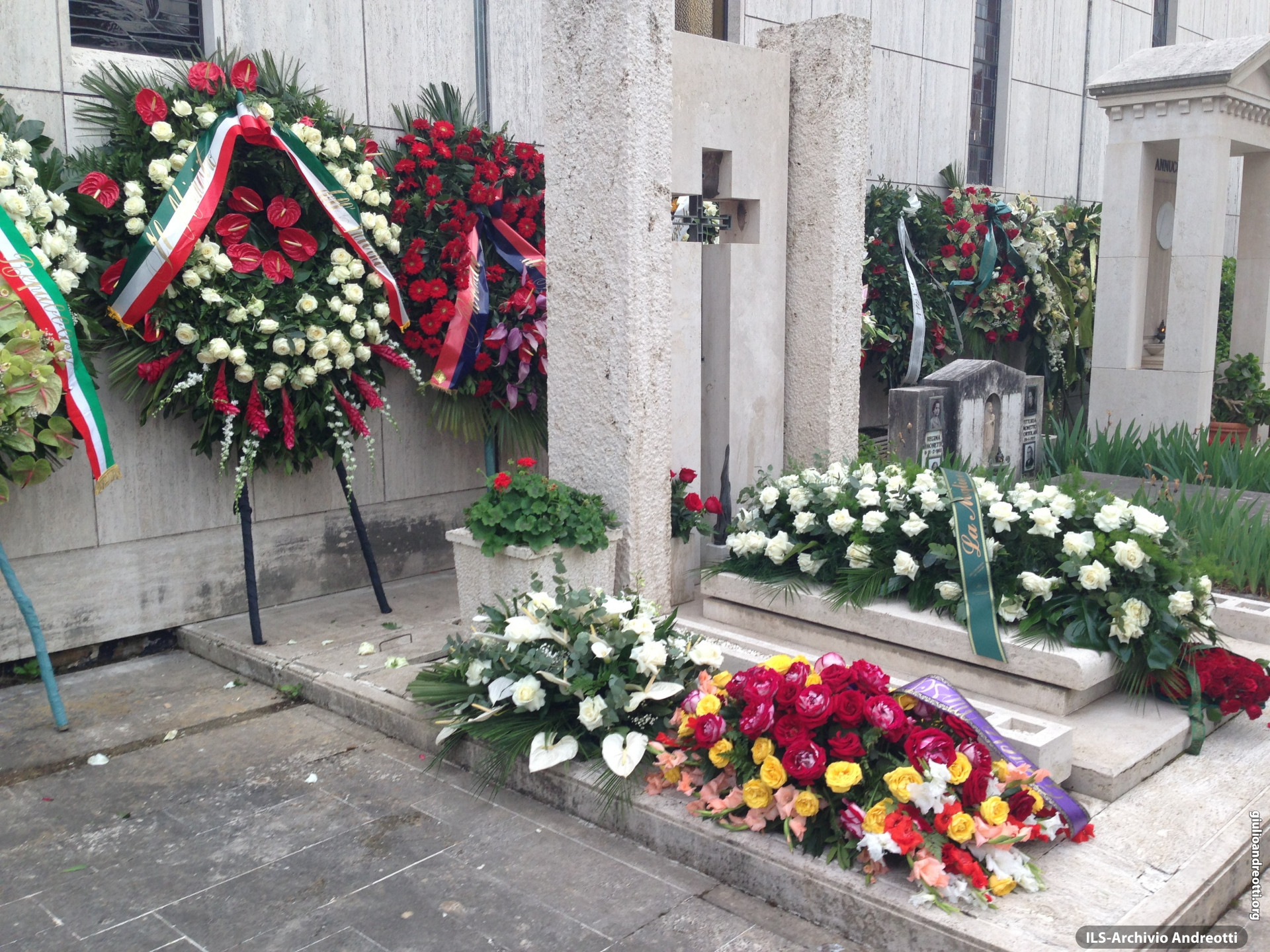 8 maggio 2013. La tomba di Andreotti nel cimitero romano del Verano il giorno dei funerali dello statista.