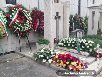 8 maggio 2013. La tomba di Andreotti nel cimitero romano del Verano.