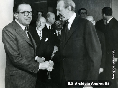 New York. Il segretario generale dell'ONU Kurt Waldheime e Giulio Andreotti. È il 1973.