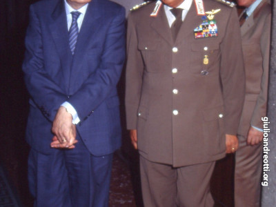 Andreotti con il comandante dell’Arma dei Carabinieri, gen. Antonio Viesti.