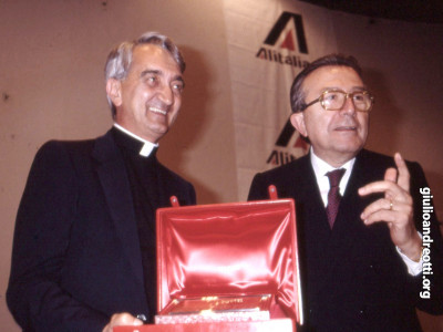 Andreotti con don Mario Picchi.