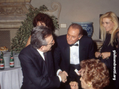 Andreotti a cena con Renzo Arbore e Mara Venier.